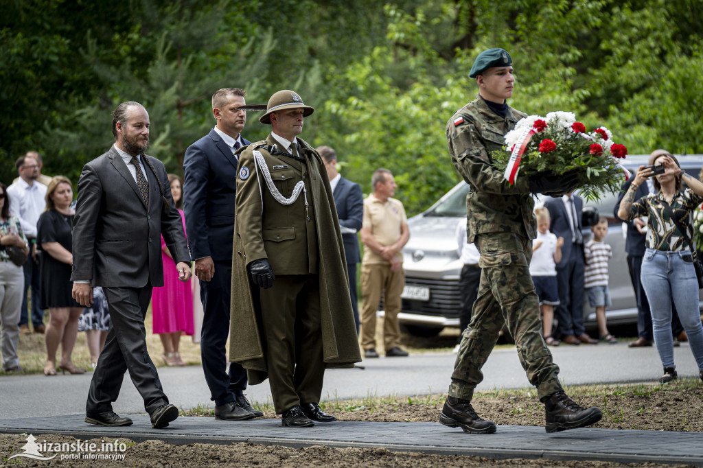 Odsłonięcie pomnika ofiar zbrodni katyńskiej w Kopkach