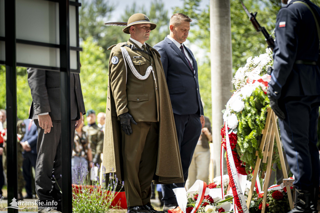 Odsłonięcie pomnika ofiar zbrodni katyńskiej w Kopkach