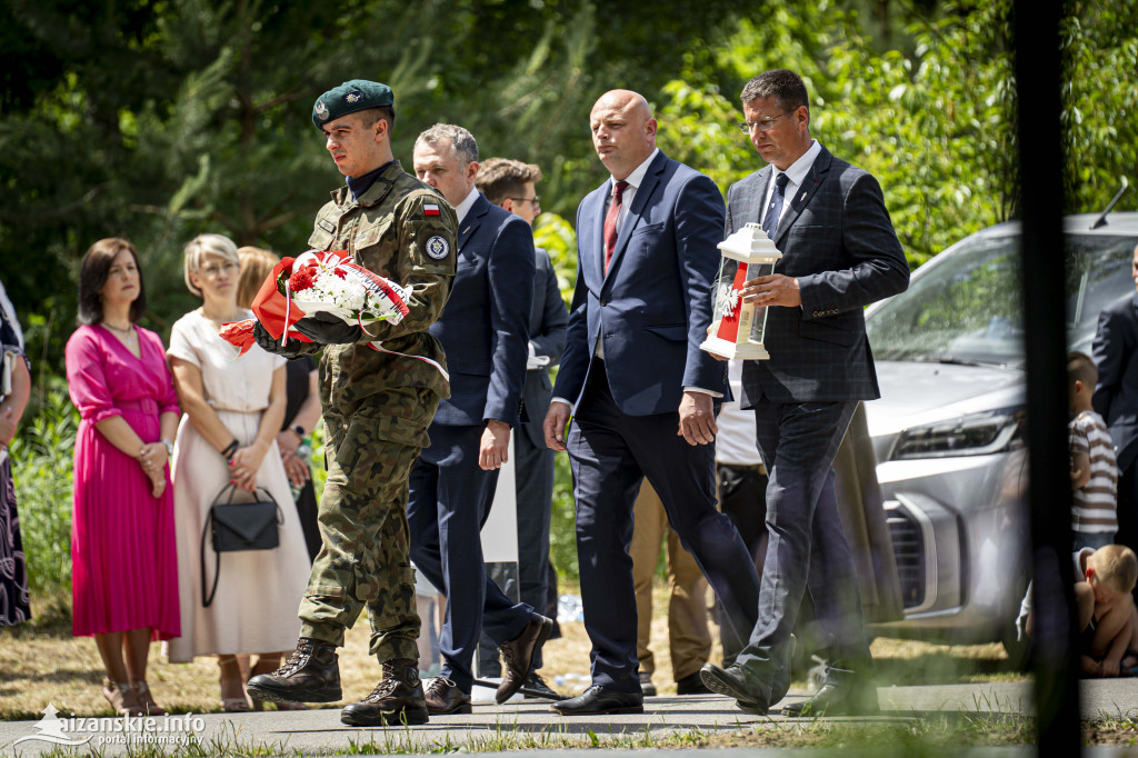 Odsłonięcie pomnika ofiar zbrodni katyńskiej w Kopkach