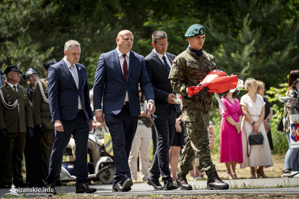 Odsłonięcie pomnika ofiar zbrodni katyńskiej w Kopkach