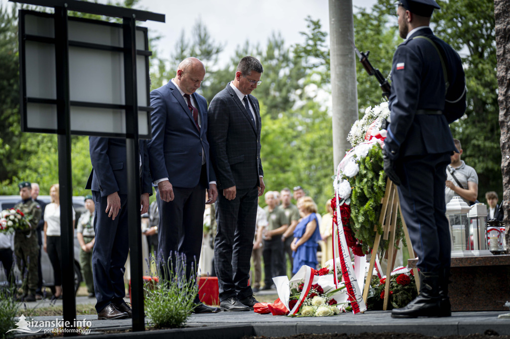 Odsłonięcie pomnika ofiar zbrodni katyńskiej w Kopkach