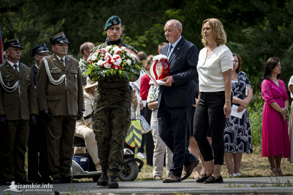 Odsłonięcie pomnika ofiar zbrodni katyńskiej w Kopkach