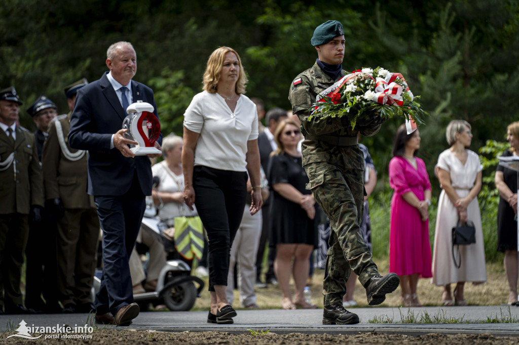 Odsłonięcie pomnika ofiar zbrodni katyńskiej w Kopkach