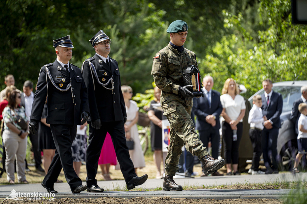 Odsłonięcie pomnika ofiar zbrodni katyńskiej w Kopkach