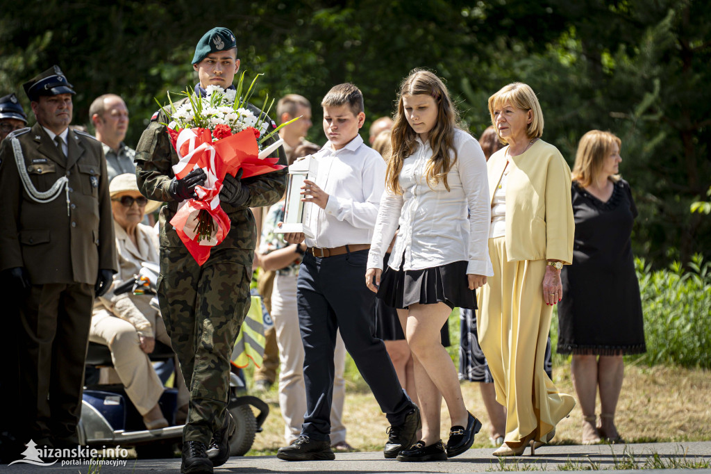 Odsłonięcie pomnika ofiar zbrodni katyńskiej w Kopkach