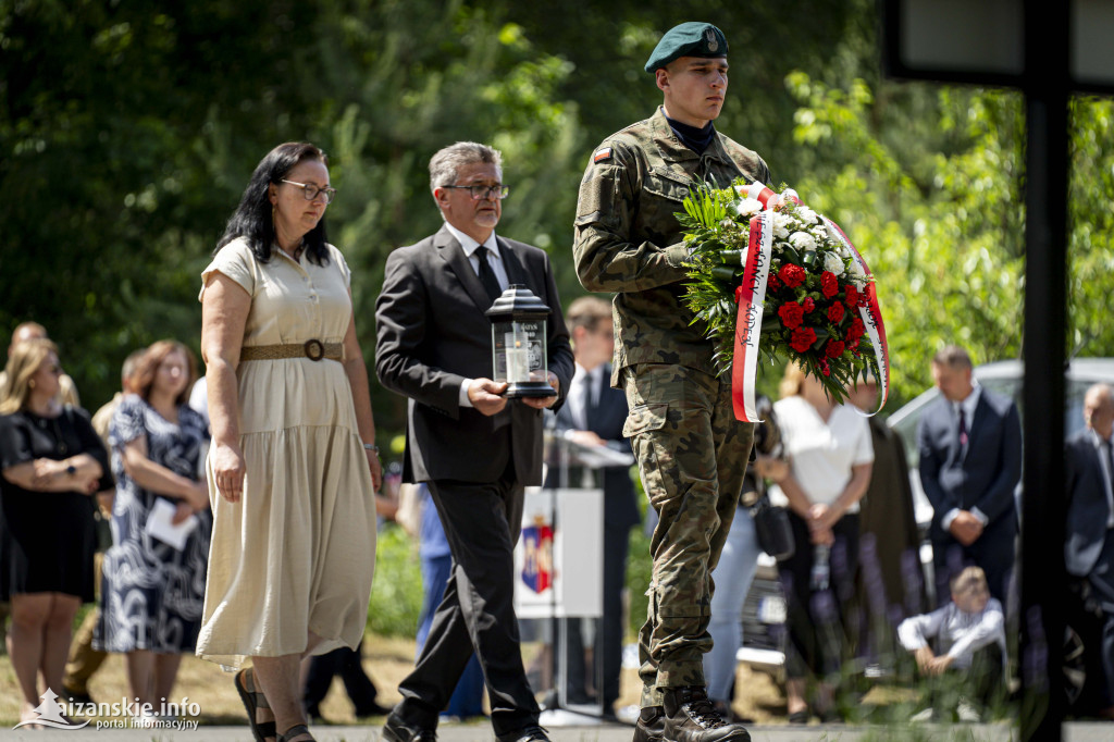 Odsłonięcie pomnika ofiar zbrodni katyńskiej w Kopkach