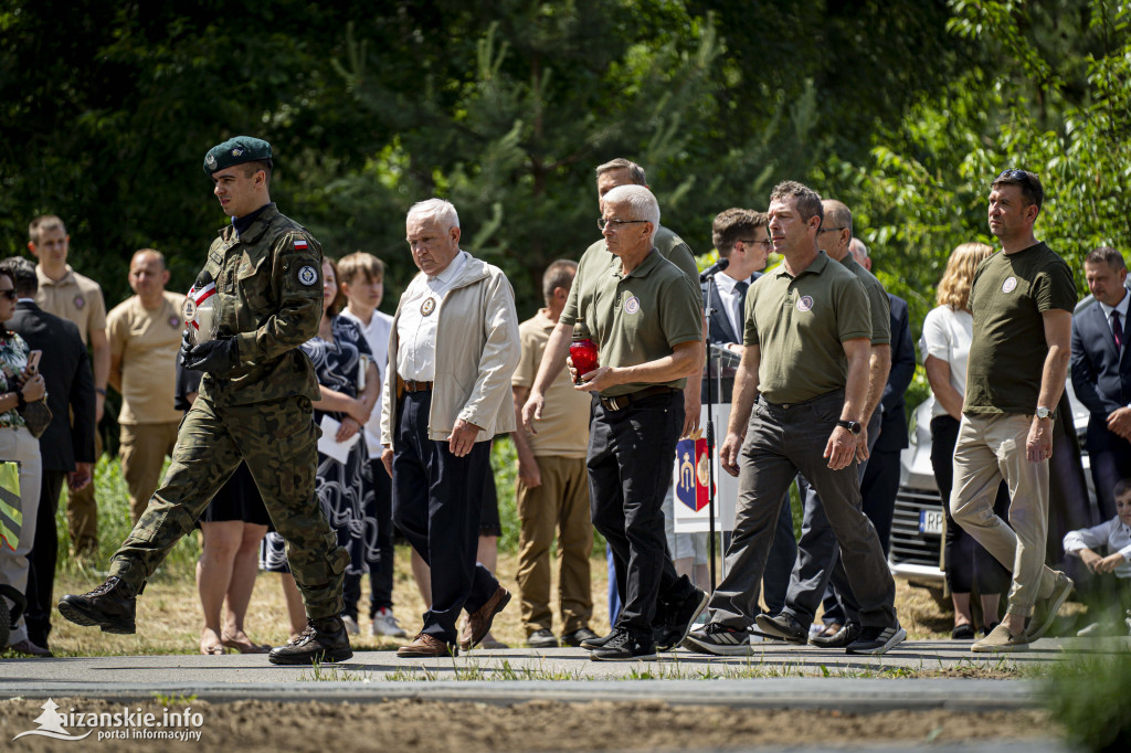 Odsłonięcie pomnika ofiar zbrodni katyńskiej w Kopkach
