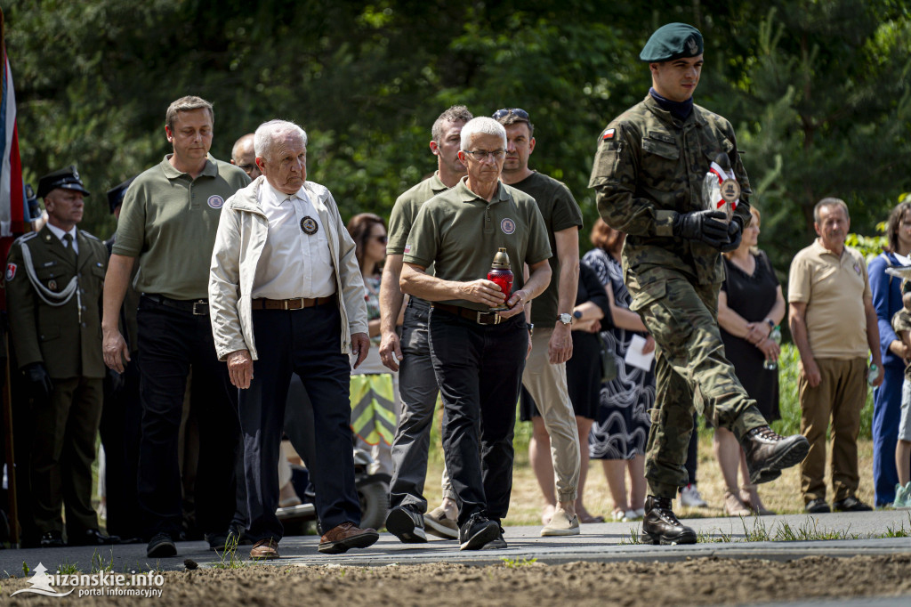 Odsłonięcie pomnika ofiar zbrodni katyńskiej w Kopkach