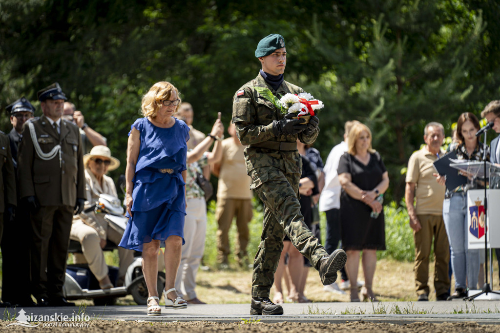 Odsłonięcie pomnika ofiar zbrodni katyńskiej w Kopkach