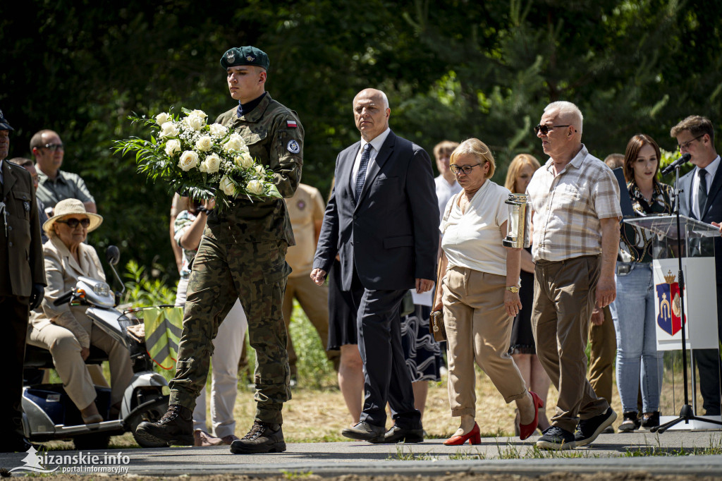 Odsłonięcie pomnika ofiar zbrodni katyńskiej w Kopkach