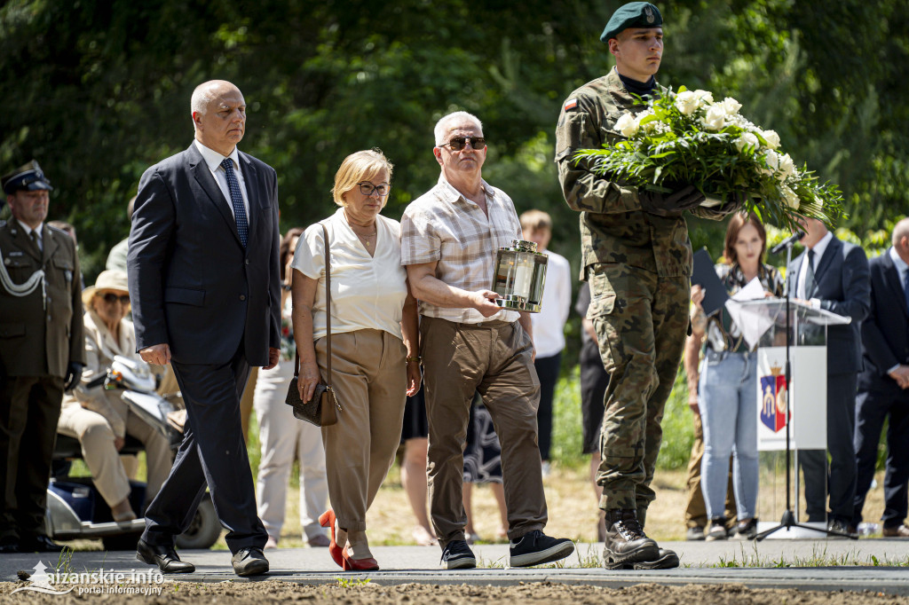 Odsłonięcie pomnika ofiar zbrodni katyńskiej w Kopkach