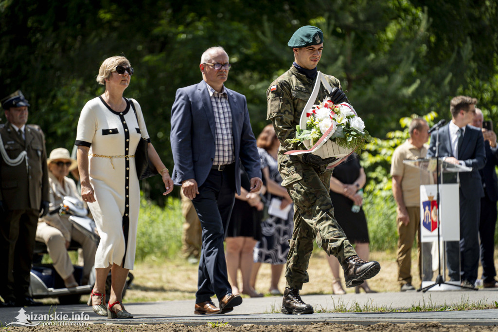Odsłonięcie pomnika ofiar zbrodni katyńskiej w Kopkach