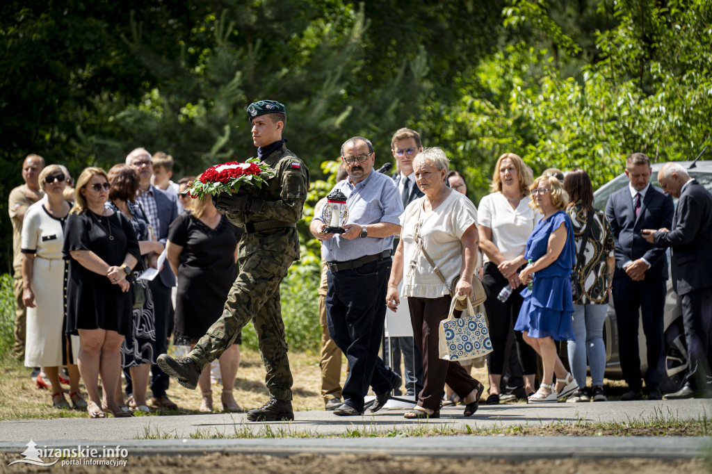 Odsłonięcie pomnika ofiar zbrodni katyńskiej w Kopkach