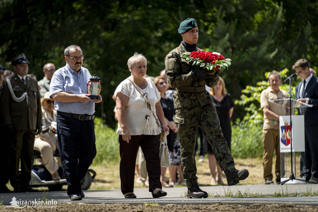Odsłonięcie pomnika ofiar zbrodni katyńskiej w Kopkach