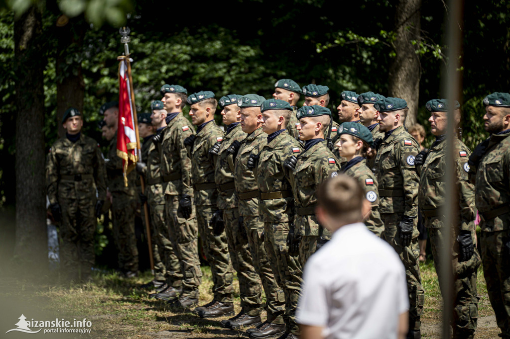 Odsłonięcie pomnika ofiar zbrodni katyńskiej w Kopkach