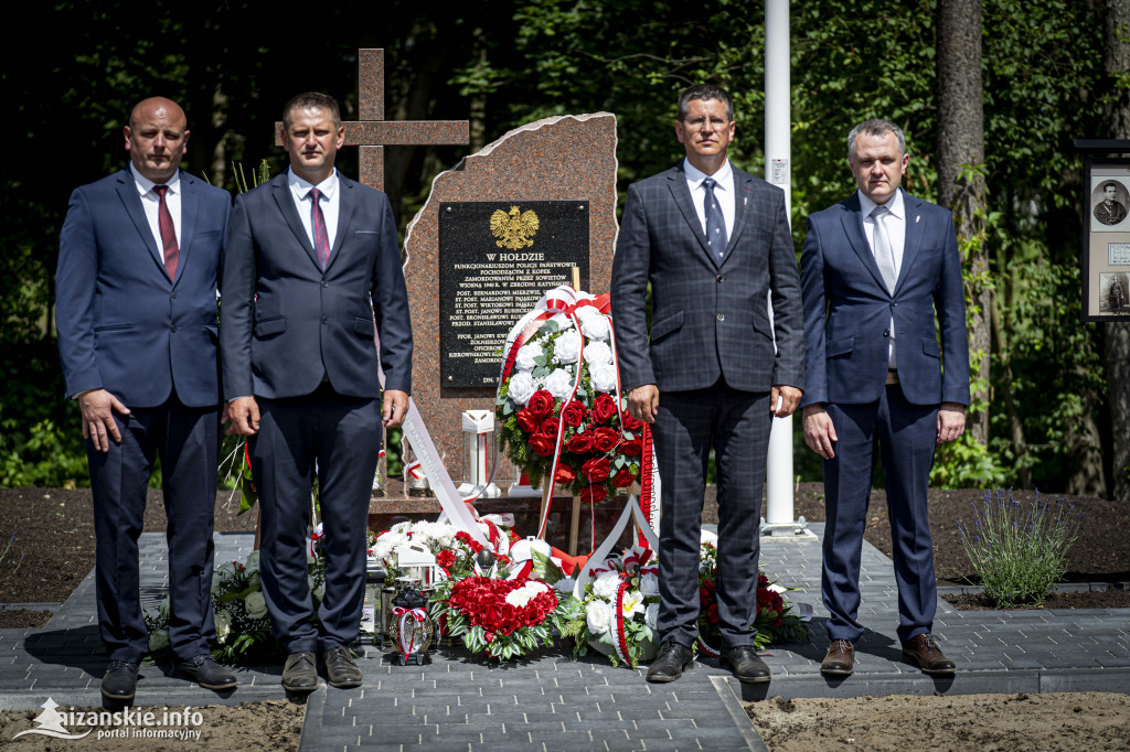 Odsłonięcie pomnika ofiar zbrodni katyńskiej w Kopkach