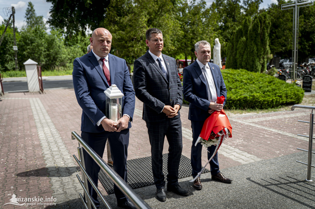 Odsłonięcie pomnika ofiar zbrodni katyńskiej w Kopkach