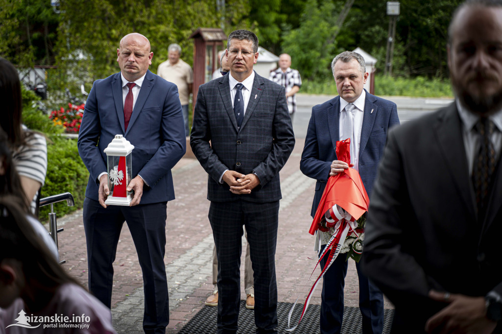 Odsłonięcie pomnika ofiar zbrodni katyńskiej w Kopkach