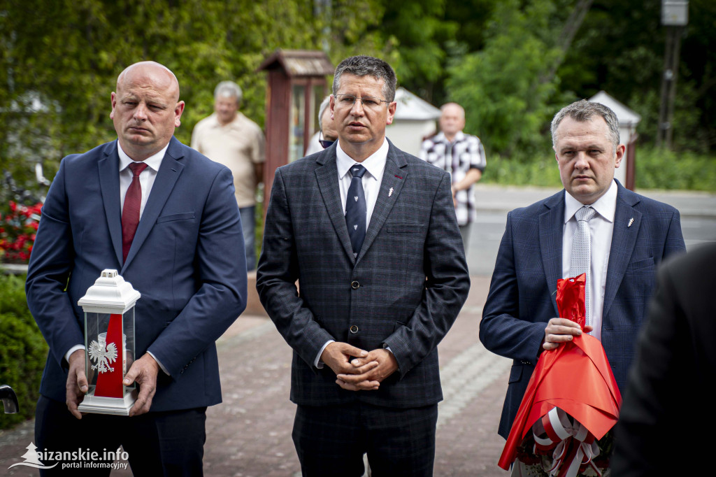 Odsłonięcie pomnika ofiar zbrodni katyńskiej w Kopkach