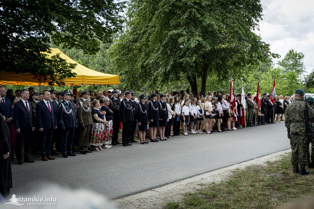 Odsłonięcie pomnika ofiar zbrodni katyńskiej w Kopkach