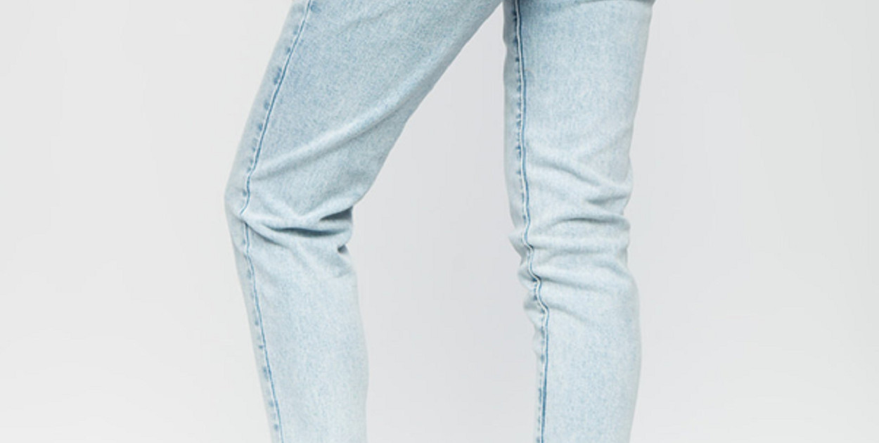 Kobiece jeansy mom fit z przetarciami ze sklepu internetowego Denley
