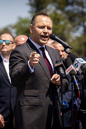 Karol Nawrocki pod pomnikiem Rzezi Wołyńskiej w Domostawie-1022