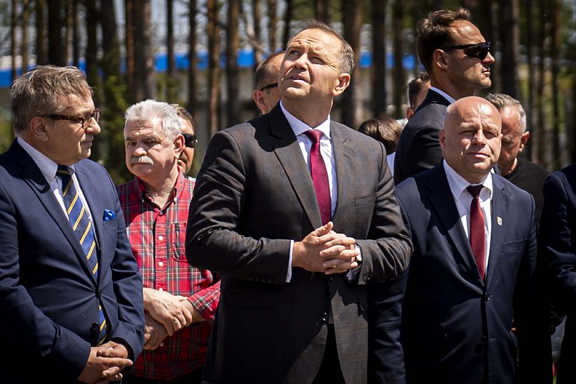 Karol Nawrocki pod pomnikiem Rzezi Wołyńskiej w Domostawie