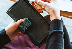 Emeryci coraz częściej rezygnują z gotówki. Wiemy, dlaczego-10380