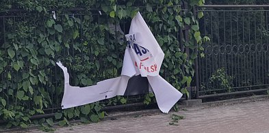 71-latek zniszczył baner wyborczy – stanie przed sądem-10458