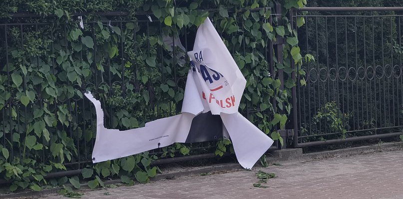 71-latek zniszczył baner wyborczy – stanie przed sądem - 10458