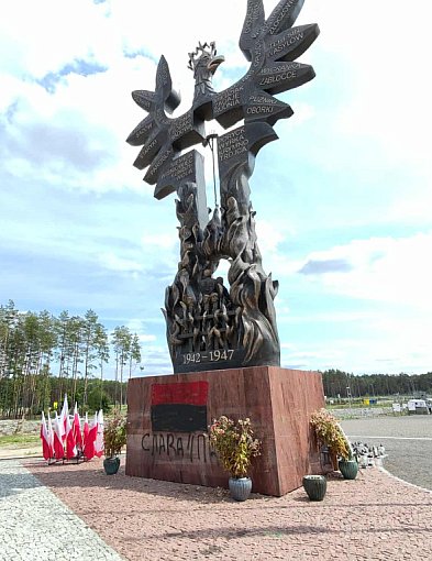 Symbole banderowskie na pomniku rzezi wołyńskiej w Domostawie-11018