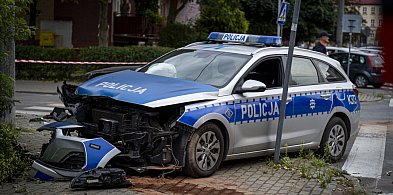 Kolizja radiowozu z autem innego policjanta?-11113