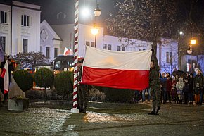 Deszcz nie przeszkodził w patriotycznym capstrzyku w Nisku-1085