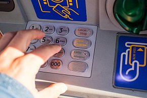 Z kont znikały pieniądze. Policja i bank badają ogólnopolski incydent-11519