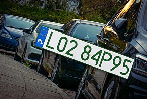 Tablice z zielonymi napisami na kolejnych autach. Nie chodzi o "elektryki"-11866