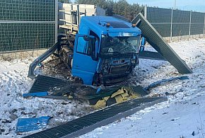 Ciężarówka wjechała w bariery. Kierowca cały-11905