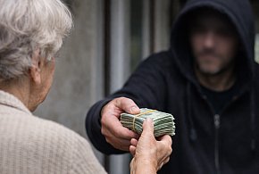 Seniorka oszukana na blisko milion zł