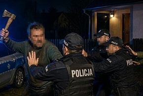 Rzucił się z siekierą na policjantów