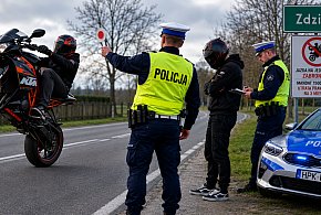 Jechał motocyklem na jednym kole - stracił prawo jazdy!