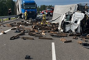 Zderzenie dwóch ciężarówek na S19