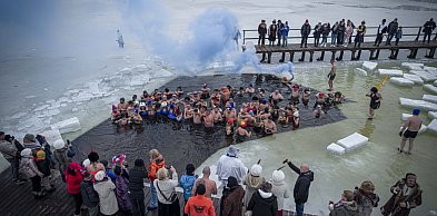 Dziesiątki osób weszły do lodowatej wody w Jarocinie