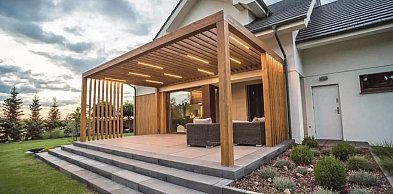 Jak stworzyć przytulną i wyjątkową przestrzeń wokół domu z wykorzystaniem drewna —