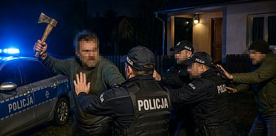Rzucił się z siekierą na policjantów