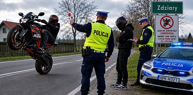 Jechał motocyklem na jednym kole - stracił prawo jazdy!