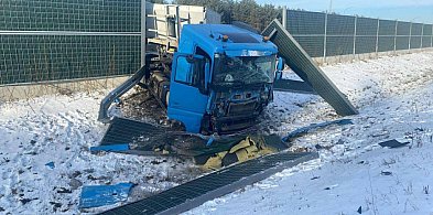 Ciężarówka wjechała w bariery. Kierowca cały-11905