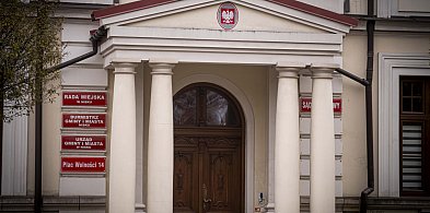 Urzędnik z Niska z zarzutami. Z urzędu wyprowadzony w kajdankach