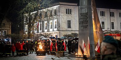 Deszcz nie przeszkodził w patriotycznym capstrzyku w Ni-11603