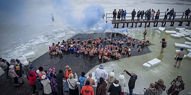 Dziesiątki osób weszły do lodowatej wody w Jarocinie