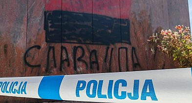 Symbole banderowskie na pomniku rzezi wołyńskiej w Domostawie