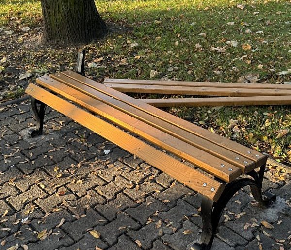 Nastolatkowie zniszczyli ławki. Staną przed sądem!-11454